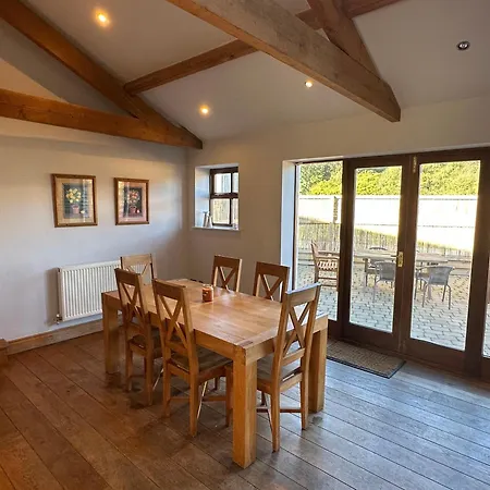 Woodland View With Hot Tub And Snooker Table Holiday home Huby